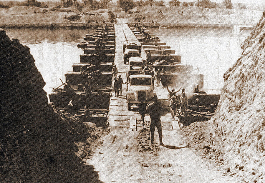 Mısır askerî birlikleri, Yom Kippur Savaşı sırasında Süveyş Kanalı'na döşenen bir köprüden geçiyor, 7 Ekim 1973.