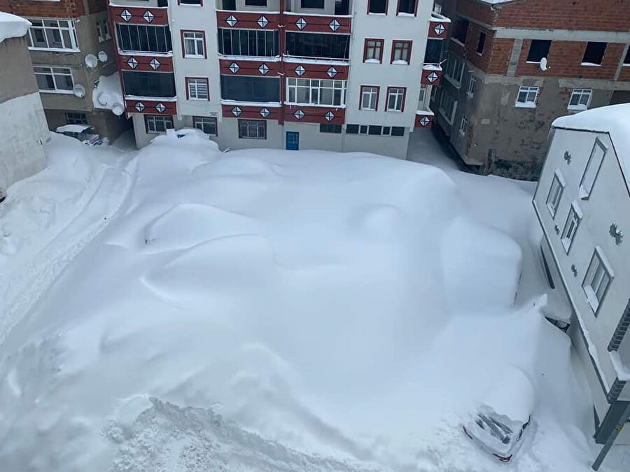 Karadeniz'de kar esareti: Araçlar kayboldu, evlerin girişleri kapandı