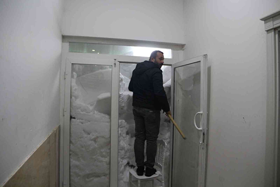 Bitlis’te kar kapı ve pencereleri kapattı: İş yerinden çıkmak için kürekle yol aradı