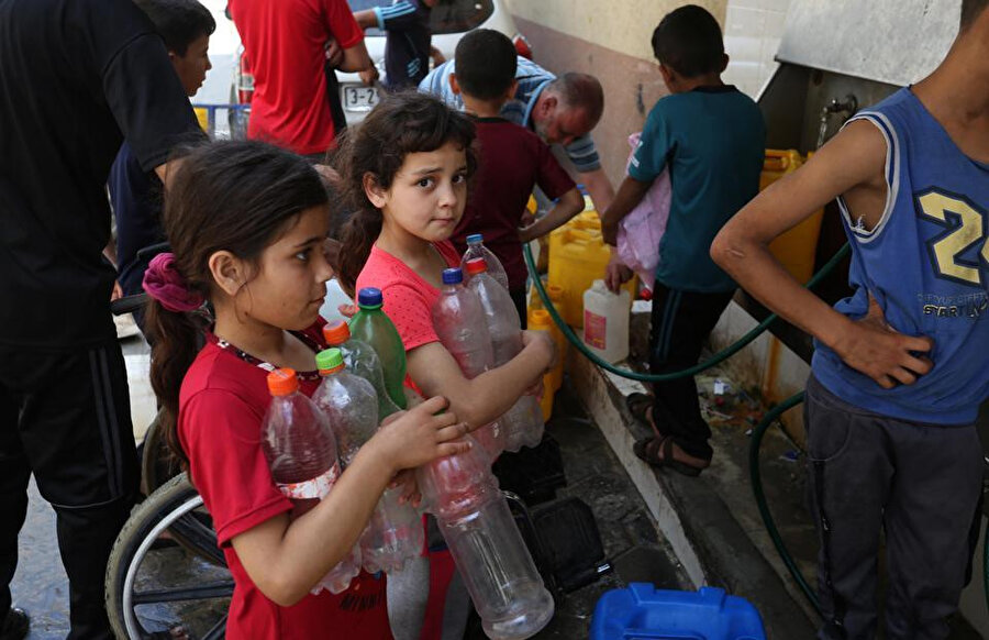 Gazze'nin çocukları, 2006'dan beri kesintisiz bir şekilde devam eden İsrail ablukası nedeniyle birçok insani şarttan mahrum kaldığı gibi artık temiz içme suyuna da ulaşamıyor.