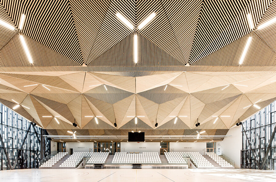 Spor salonunun tavanı, dinamizm kazandıran bir formdan oluşuyor.