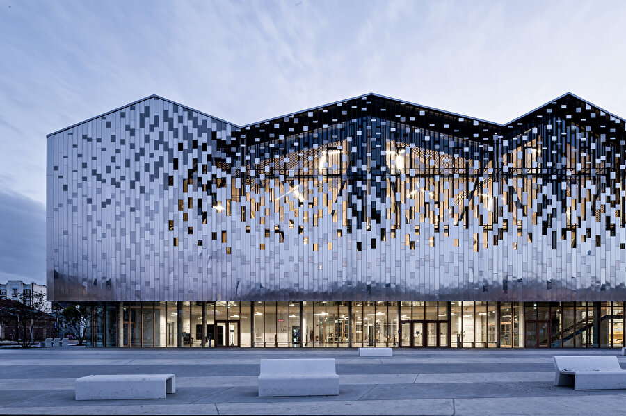 Yapı cephesi, mekana göre ışık geçişinde farklılık meydana getiriyor.