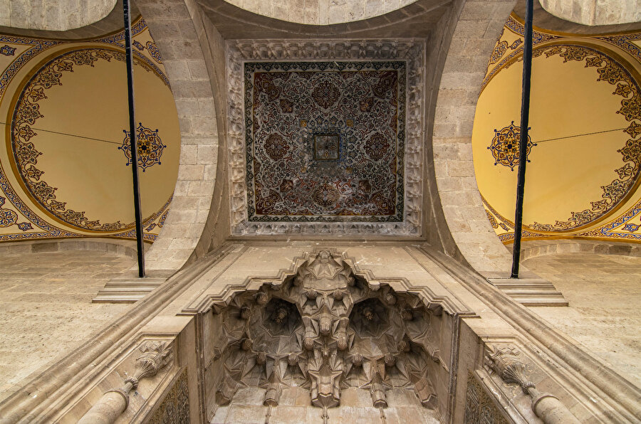 Muradiye Camii Taçkapısı ve Son Cemaat Yeri Örtüsü (Fotoğraf: Merve Nur Türker) 