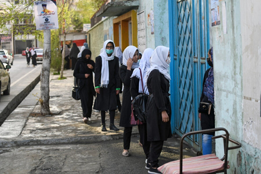 Taliban, 13-18 yaş arası kız çocuklarına yönelik okulların ayrılmasını ve İslamî ilkelere göre faaliyet göstermesini sağlamak istediğini belirtmişti.