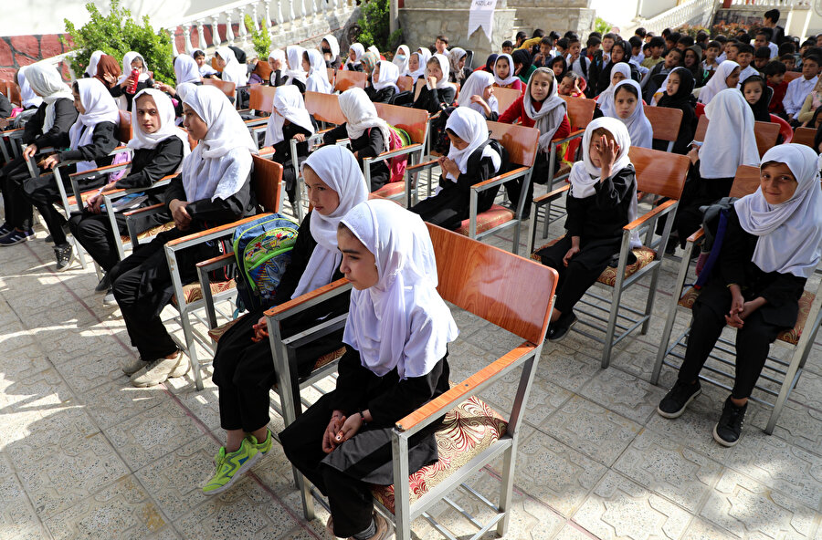 Afganistan genelinde eğitim gören 9 milyon öğrencinin yaklaşık yüzde 40'ını kızlar oluşturuyor.
