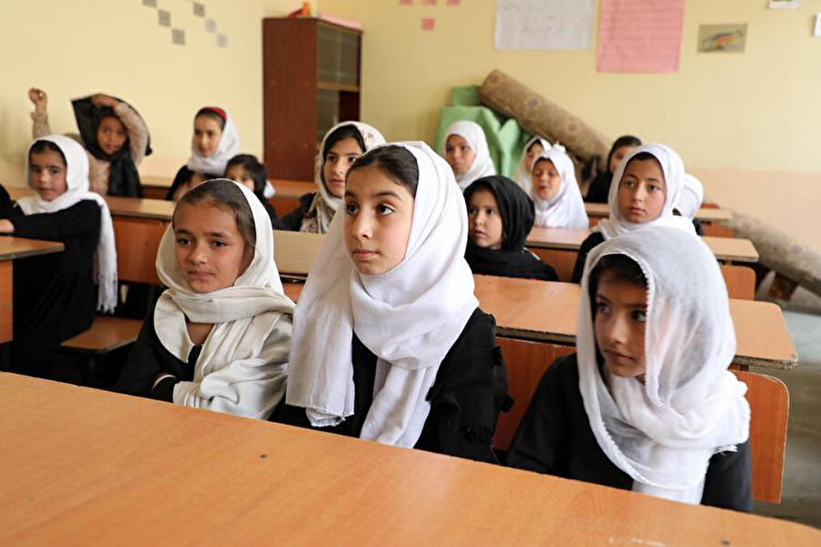 Eski Afganistan Cumhurbaşkanı Hamid Karzai, Taliban geçici hükümetinden kız okullarını da tamamen açmasını istediklerini belirtti.