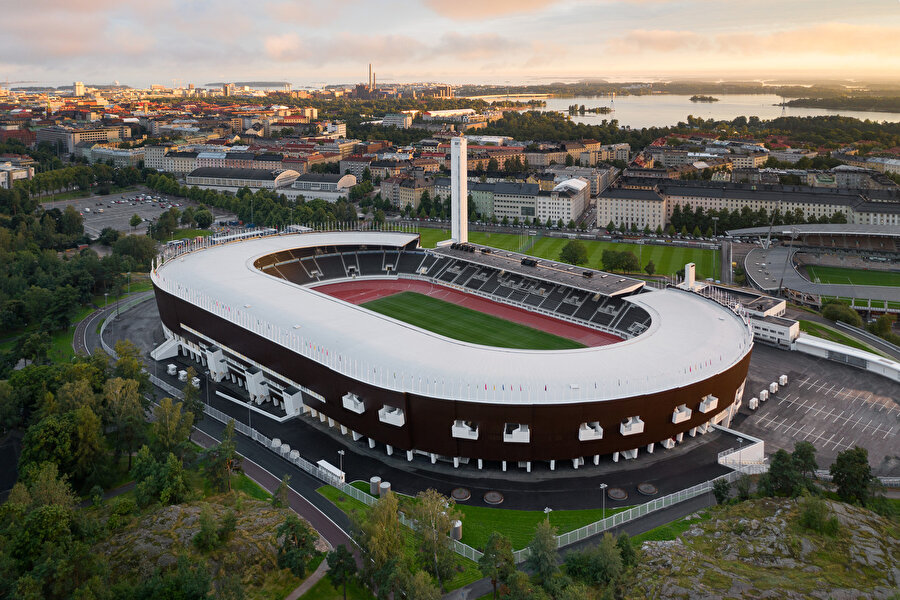 Stadyum şehir ile çam ormanı arasındaki eşikte konumlanıyor.