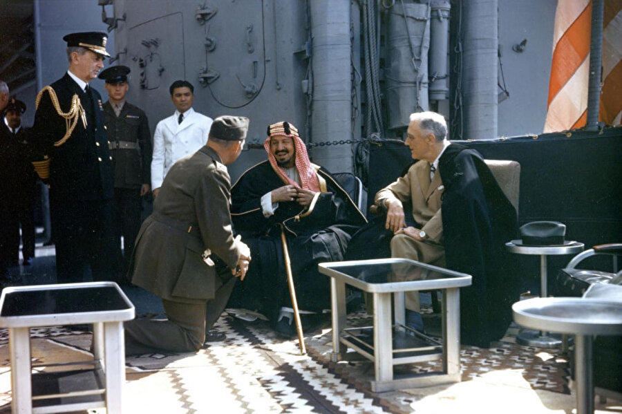 14 Şubat 1945'te, Suudi Arabistan Kralı Abdulaziz ve ABD Başkanı F.D. Roosevelt'in buluşması, Ortadoğu tarihinde yeni bir dönemi başlattı.
