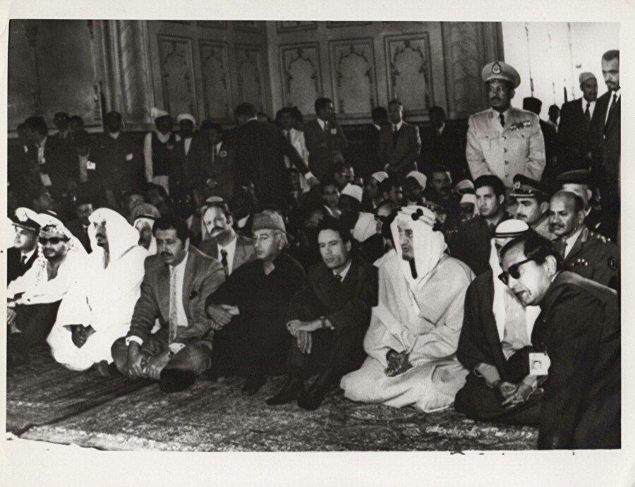 İslâm Konferansı Örgütü, 2. İslam Zirvesi Konferansı için Lahor’da, 1974. Ön safta birliğin kurulmasına öncülük eden Kral Faysal yer alıyor.