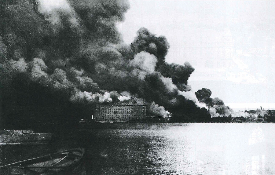 » Dumanlara teslim: Haydarpaşa Garı 1917’deki yangında dumanlar içinde. 