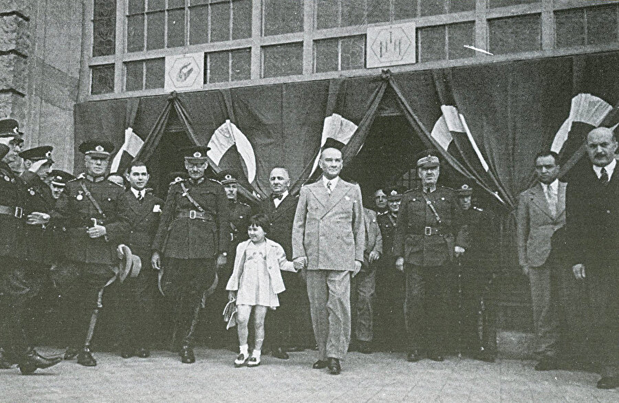 » Elveda Haydarpaşa! Mustafa Kemal İstanbul’a son gelişinde Mareşal Fevzi Çakmak, General Ömer Halis Bıyıktay ve manevi kızı Ülkü ile Haydarpaşa Garı’ndan çıkıyor (27 Mayıs 1938).