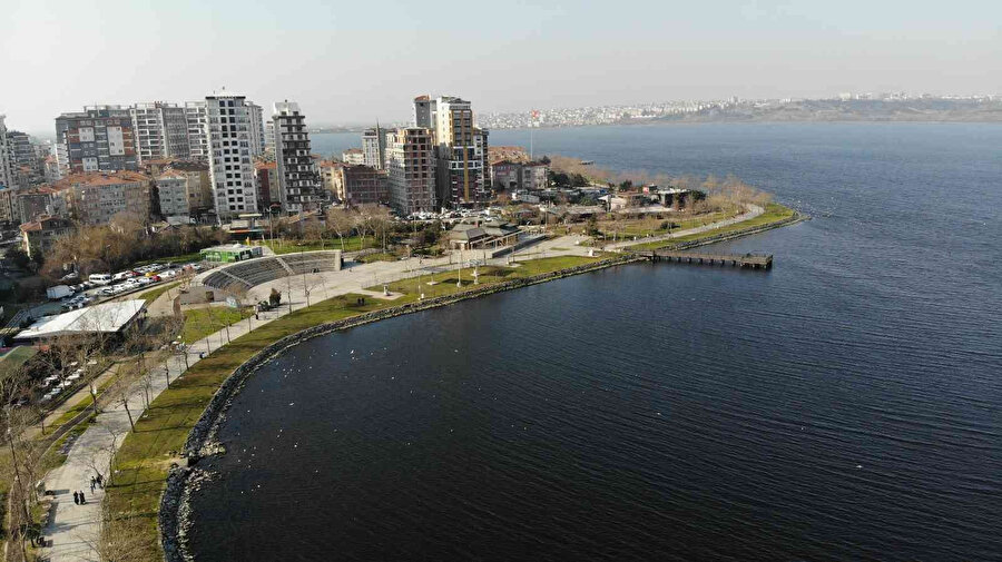 Küçükçekmece Gölü’nde sular çekildi