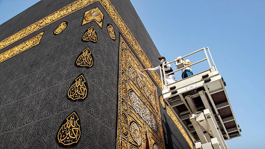 Kabe örtüsü, çeşitli zamanlarda uygulanan bakım, onarım ve temizlik çalışmalarının dışında, her yıl hac mevsiminde arife günü değiştiriliyor.