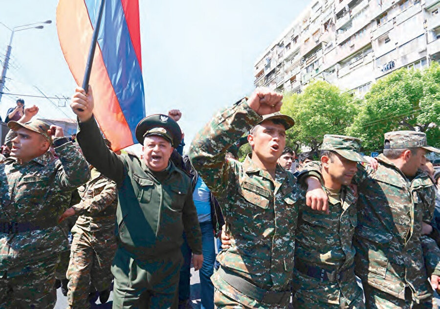 Türkiye, 24 Aralık 1991’de Ermenistan’ın bağımsızlığını tanıyan ilk devletlerden biri oldu. Türkiye ikili diplomatik ilişkilerin kurulması için gereken çabayı fazlasıyla göstermesine rağmen Ermenistan tarafının Dağlık Karabağ’ı işgali, Türkiye’nin doğusuna dönük hak iddiaları ve genel çözümsüzlük politikaları yüzünden ilişkiler gelişmedi.