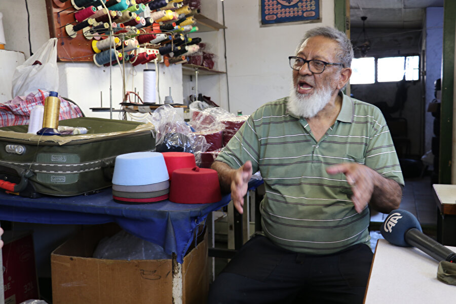 Güney Afrika Cumhuriyeti'nin Cape Town kentinde yaşayan son el yapımı fes ustası Gosein Samsodien.