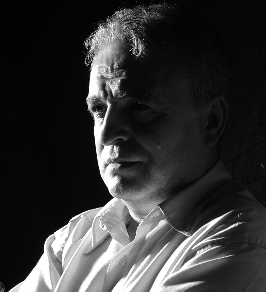 Adnan Özer, Türk şairdir.