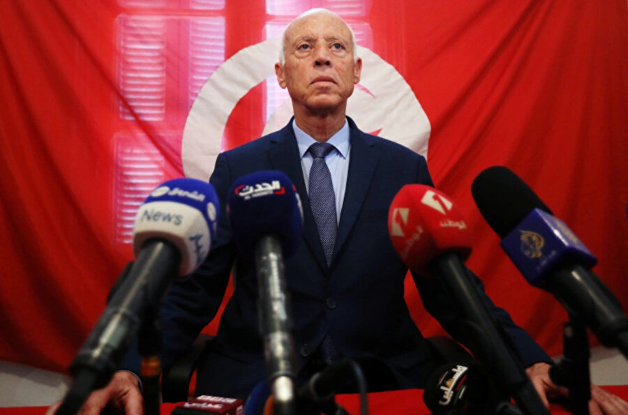 Başkan Kays Said geçen yıl Temmuz ayında hükümeti görevden aldı, Meclis'i dondurdu ve geniş kapsamlı yetkileri ele geçirdi.