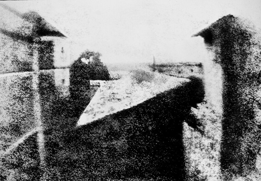Tarihteki İlk Fotoğraf: 1826'da Joseph Nicéphore tarafından Fransa Burgundy'deki evinin penceresinden helyograf yöntemiyle çekilmiştir. Teksas'taki Harry Ransom Center'da sergilenmektedir.