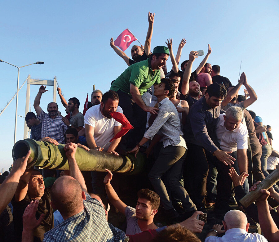 15 Temmuz 2016 Türkiye’sinde ise darbe şartları yoktur. Demokratik hukuk sistemi işlemektedir.