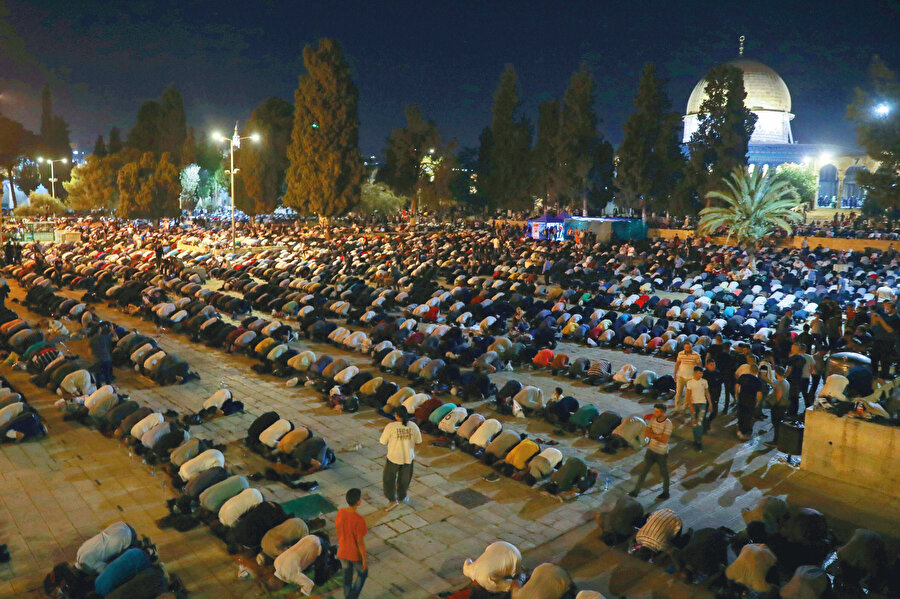 Harem-i Şerif'te her yıl Ramazan ayı boyunca günlük ortalama 10 bin Müslüman ibadet ediyor, bu sayı cuma günleri 150 bine kadar çıkıyor.