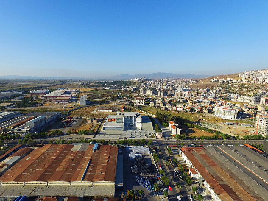 Okulun doğusunda sanayi bölgesi, kuzeydoğusunda yerleşim yeri, kuzeybatısında İzmir Katip Çelebi Üniversitesi bulunuyor.