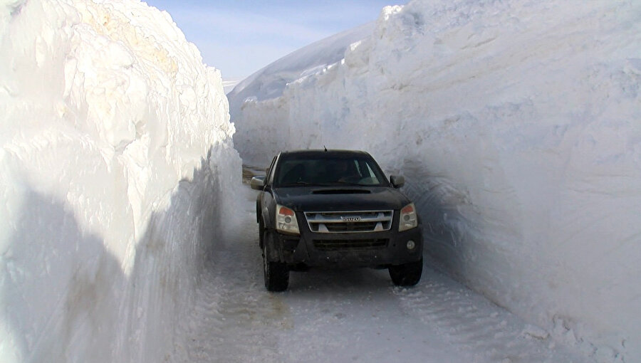 Nisan ayında kar kalınlığı 10 metreyi buldu: 100 metrelik mesafe bir günde açılıyor