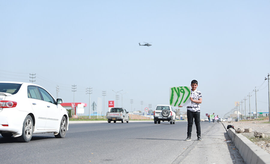 Aralarında çocuk işçilerin de bulunduğu seyyar döviz büroları, müşteri çekebilmek için yol kenarında, üzerinde &quot;dolar&quot; yazılı pankartlar taşıyor.