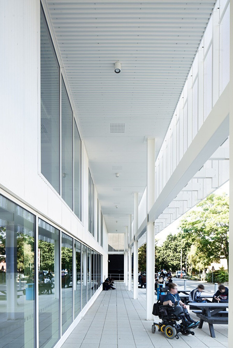 Digi-Tech Factory, profesyonel bir ortam gibi hissettiren bir öğretim alanı içeriyor.