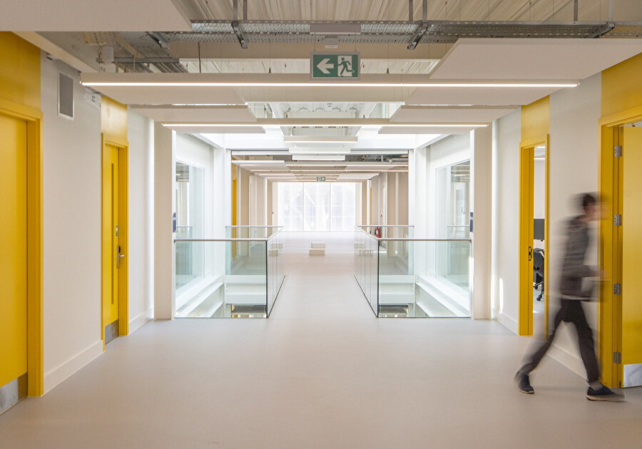 Sarı kapılar odaları işaret ediyor.