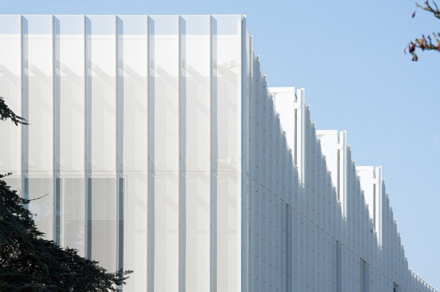 Testere dişli çatı, endüstriyel yapılara atıfta bulunurken iç mekanların bol miktarda gün ışığı almasını sağlıyor.