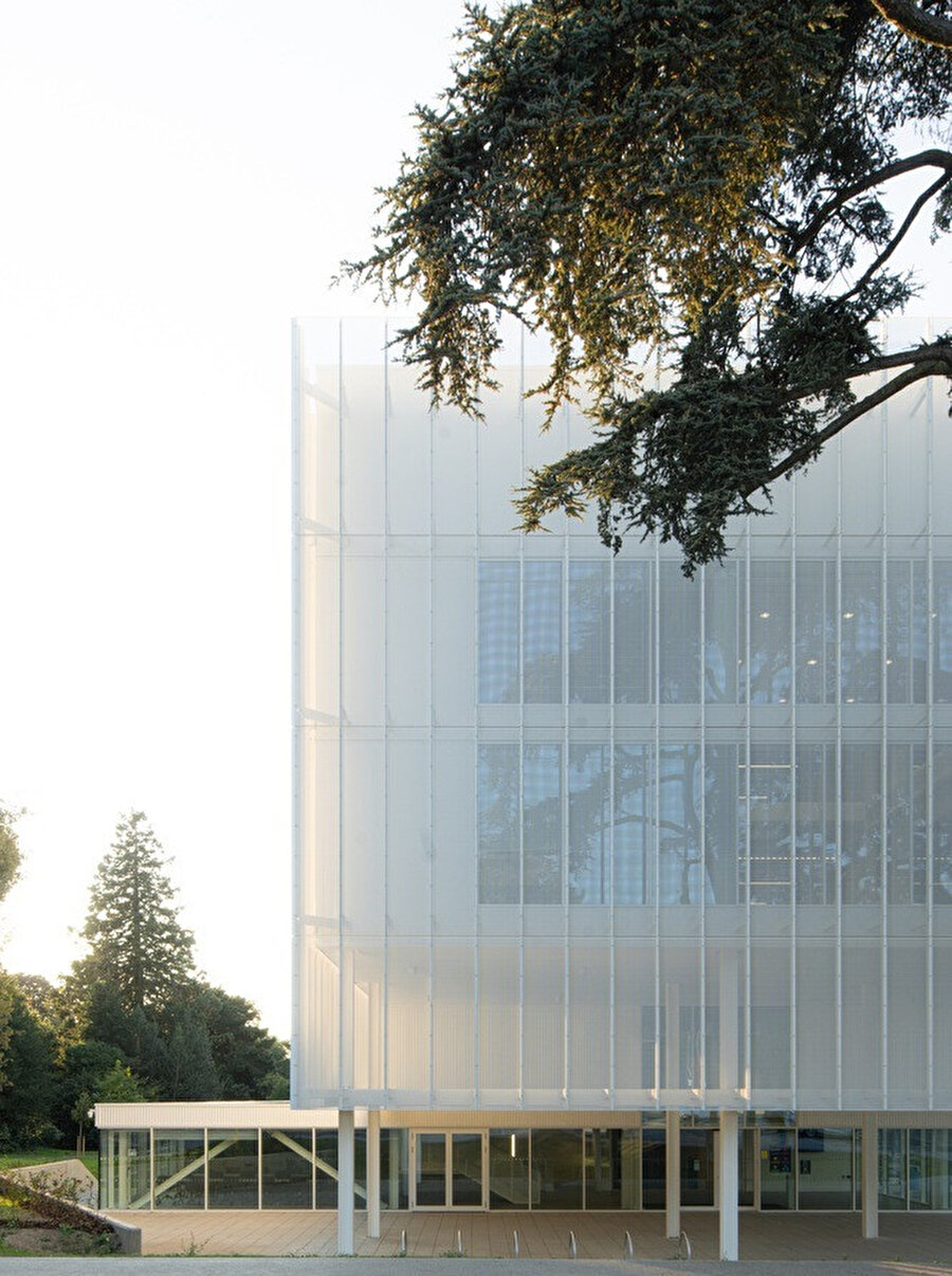 Mesh cephe, yapının ana hacmini saklıyor.