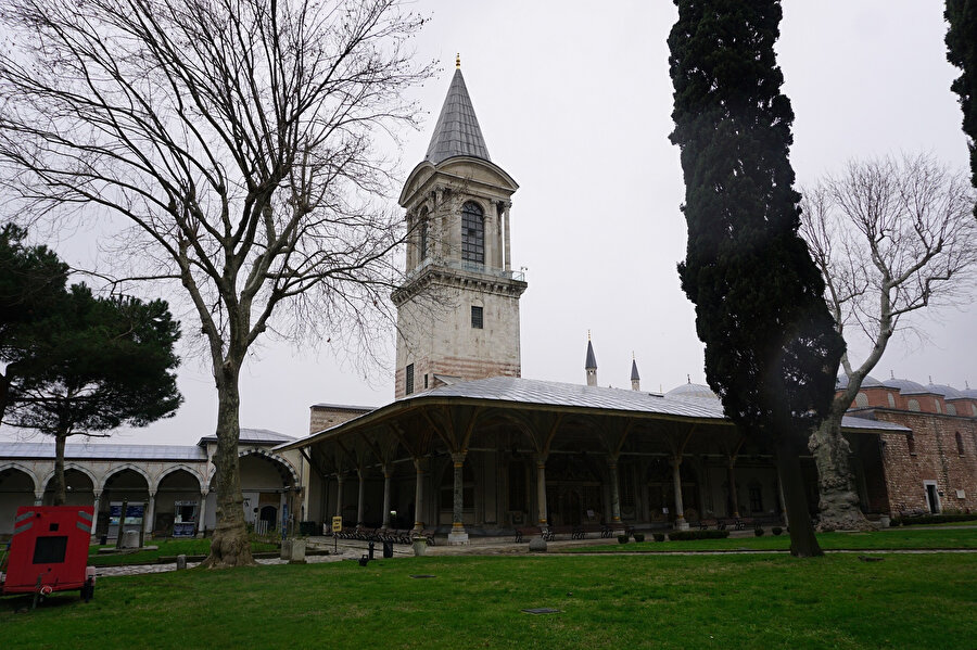 Adalet Kulesi ve Kubbealtı.