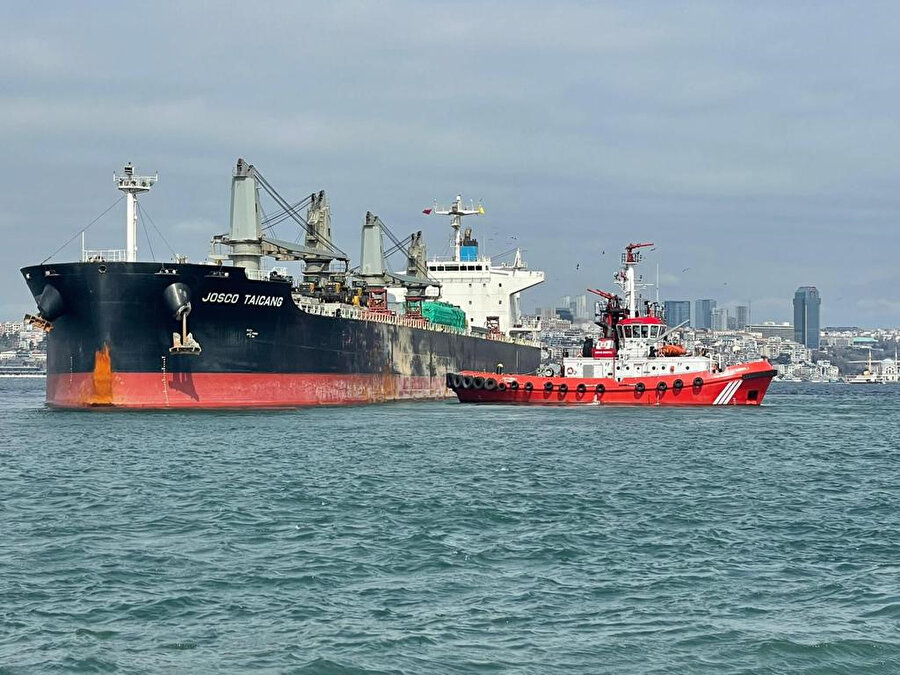 Yük gemisi Haydarpaşa Limanı'nda karaya oturdu