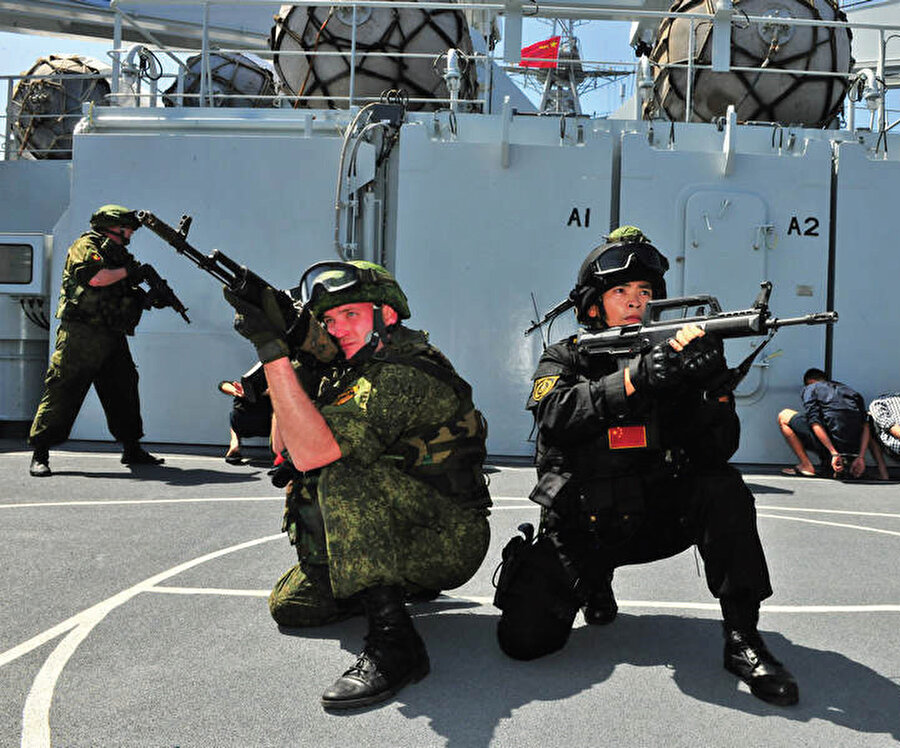 ABD’nin deniz üsleriyle kuşattığı ve bölgede işbirliği içinde olduğu ülkeler tarafından üzerinde hak iddialarına konu olan Güney Çin Denizi’nde yapılan tatbikat, Rusya ve Çin’in Batı blokuna karşı yeni bir askeri denge oluşturma çalışmalarındaki son noktaya işaret ediyor.