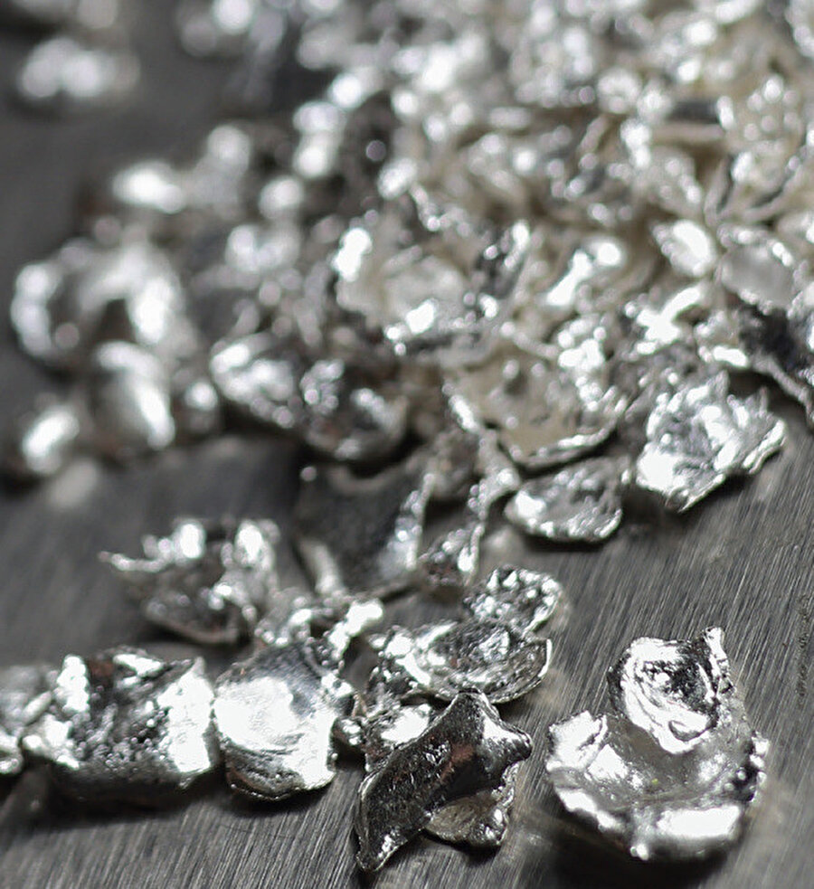 Gümüşün cazibesindeki artışın en büyük nedeni küresel getiri ortamındaki durum olarak görülüyor. 