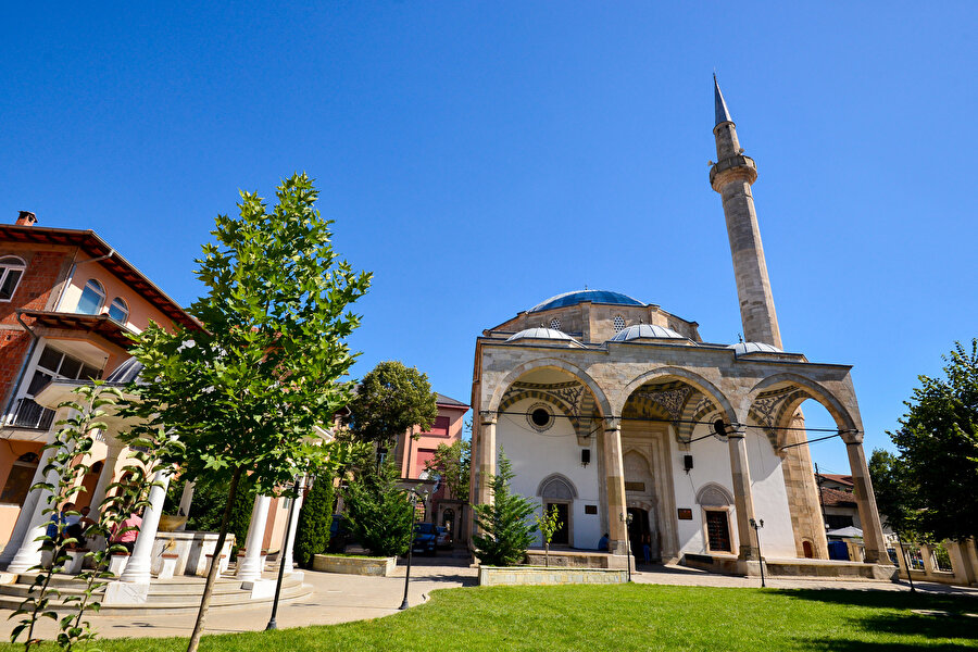 Fatih Sultan Mehmed Camii, diğeri babası II. Murad anısına Muradiye (Çarşı) Camii’ni yaptırmıştır.