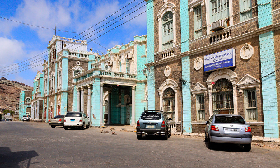 Aden'deki tarihî mekanlar, İran destekli Husiler ile hükümet güçleri arasında 2015'ten bu yana devam eden çatışmaların yol açtığı yıkım ve ihmallere karşı bugün ayakta kalma mücadelesi veriyor.