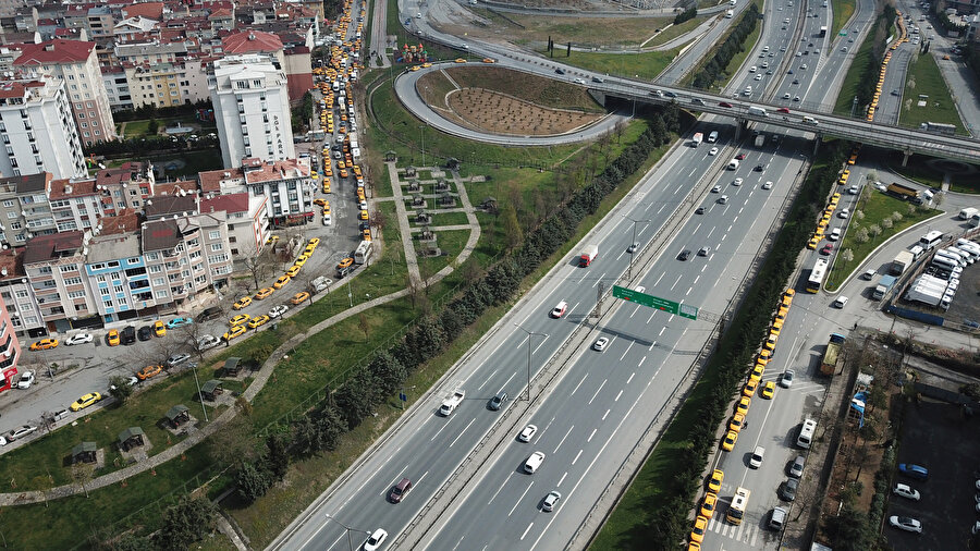 Taksiler uzun kuyruk oluşturdu: Yüzde 40 zammını güncellemek istediler