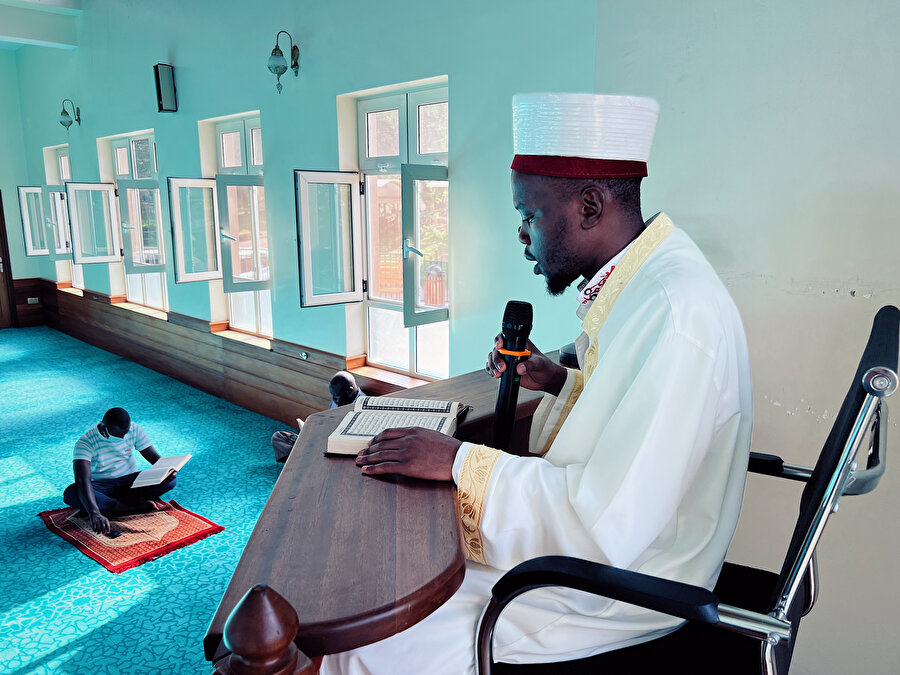 Osmanlı’nın kadim geleneği mukabele, Uganda’da Hazreti Ebubekir Camisi’nde yaşatılıyor.