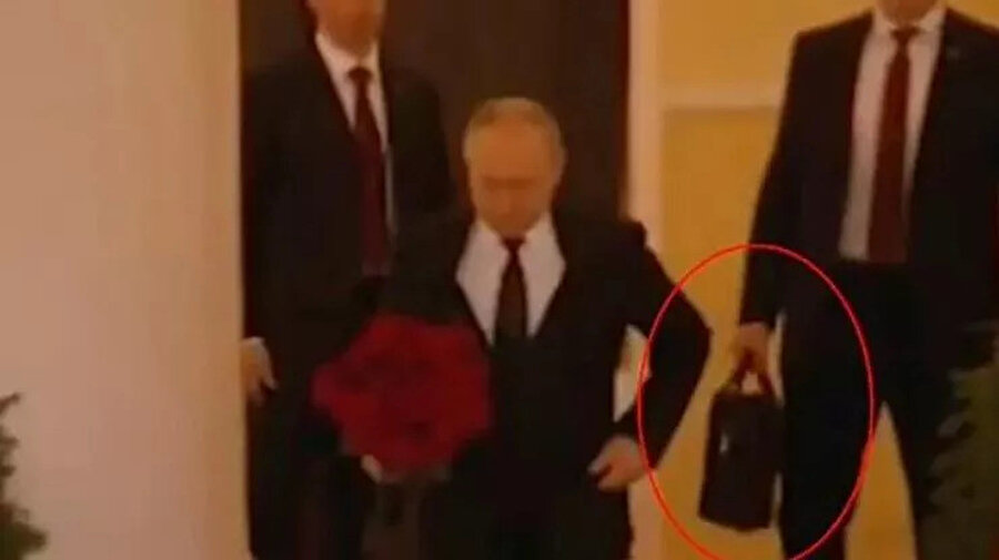 Putin nükleer çantayla cenazeye katıldı