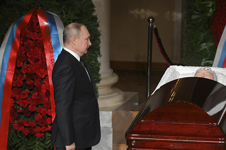 Putin nükleer çantayla cenazeye katıldı