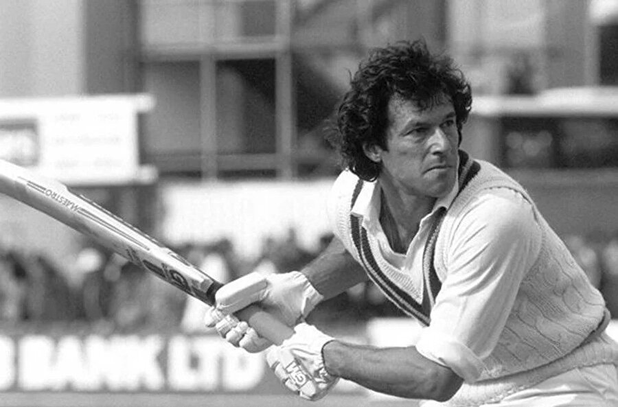 Üniversiteden sonra kriket sporuna devam eden Han, 1982’de Milli Kriket Takımı kaptanı oldu ve 1992’de Pakistan, onun kaptanlığında ilk defa Kriket Dünya Kupası’nı kazandı.