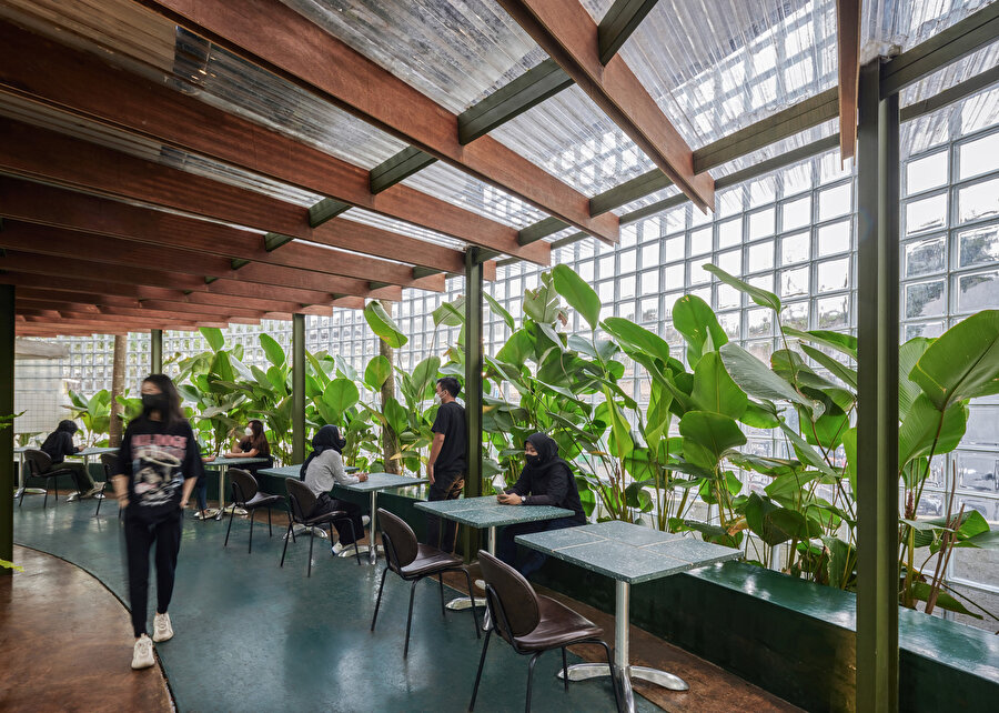 Tanatap Ring Coffee Garden’da yer alan çalışma alanları, yeşil tropikal bitkiler ve içine aldığı doğal ışığın yüksek enerjisi sayesinde mekanda farklı bir ambiyans oluşturuyor. 