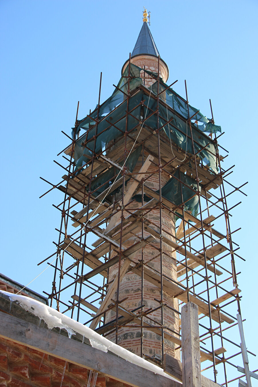 'Bu cami yıllar evvel bir deprem sırasında şerefeden üstü minaresi düşmüş durumdaydı. Eski fotoğraflarını bulduk caminin, minareyi ona göre tamamladık.'