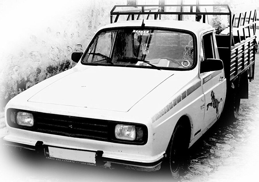 Otosan, Şubat 1966’da yeni üreteceği D-750 Serisi kamyonları bayilerine tanıttı. Ama aynı toplantıya, kamyonun arkasında başka araba da getirilmişti. Vehbi Koç’un ‘bebek’ dediği, İngiltere’den karayoluyla kullanılarak getirilen araç, Anadol’un ilk prototipiydi.