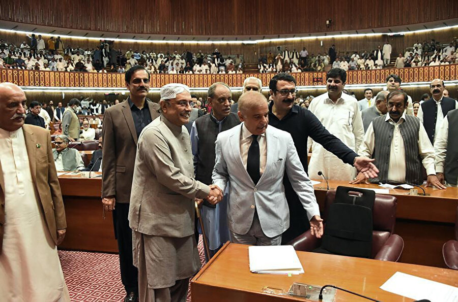 Eski Pakistan Cumhurbaşkanı ve milletvekili Asif Ali Zerdari, 11 Nisan 2022 Pazartesi günü Pakistan'ın İslamabad kentinde yapılan Ulusal Meclis oturumu sırasında yeni seçilen Pakistan Başbakanı Şahbaz Şerif'i (ortada), tebrik etti.