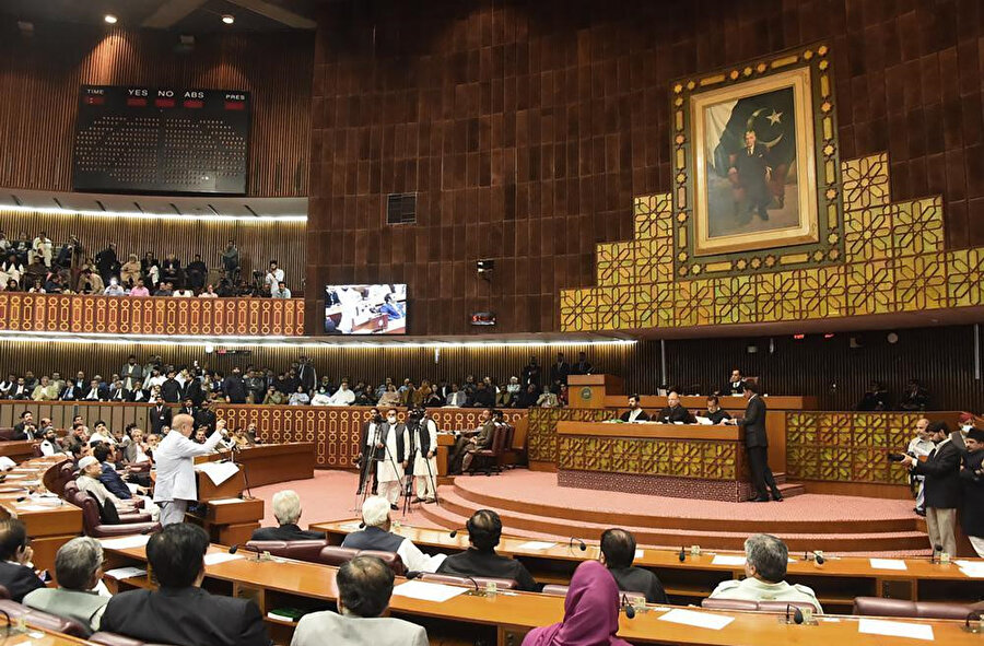 Pakistan Başbakanı Şerif, 11 Nisan 2022 Pazartesi günü Pakistan'ın İslamabad kentinde Ulusal Meclis oturumu sırasında konuşuyor.
