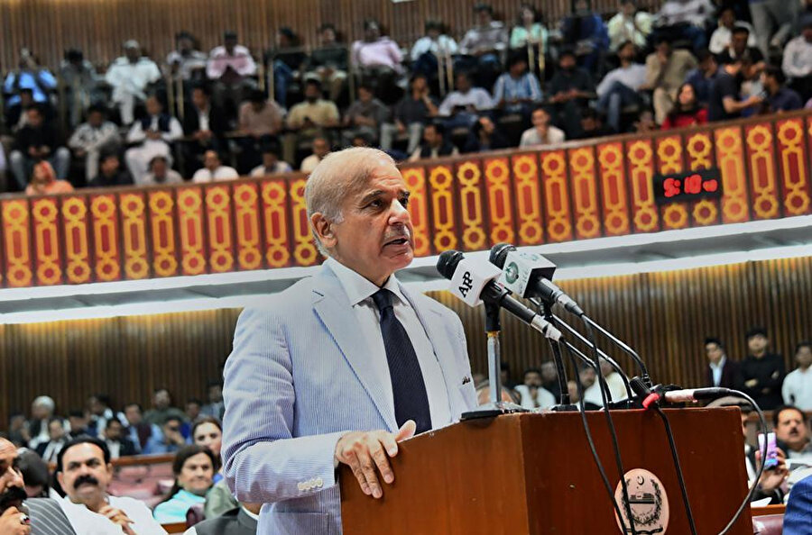 Eski Pakistan Müslüman Ligi-Navaz (PML-N) lideri Şahbaz Şerif, Başbakan olarak Ulusal Meclis oturumuna hitap ediyor.