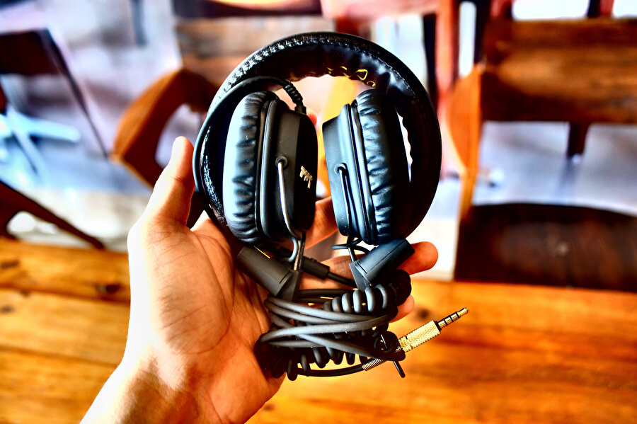 Kulaklık, 2 küçük hoparlörün kullanıcının kulağına yakın yerde durmasını sağlayan bir çevre birimidir. 