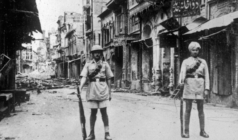 İngiliz hükümeti, Pencap şehrinin tamamına yakınını 13 Nisan'a kadar sıkıyönetim altına almaya karar verdi.